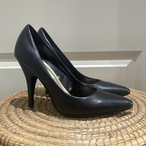 Steve Madden Nilla Black Leather Pumps - Picture 7 of 12